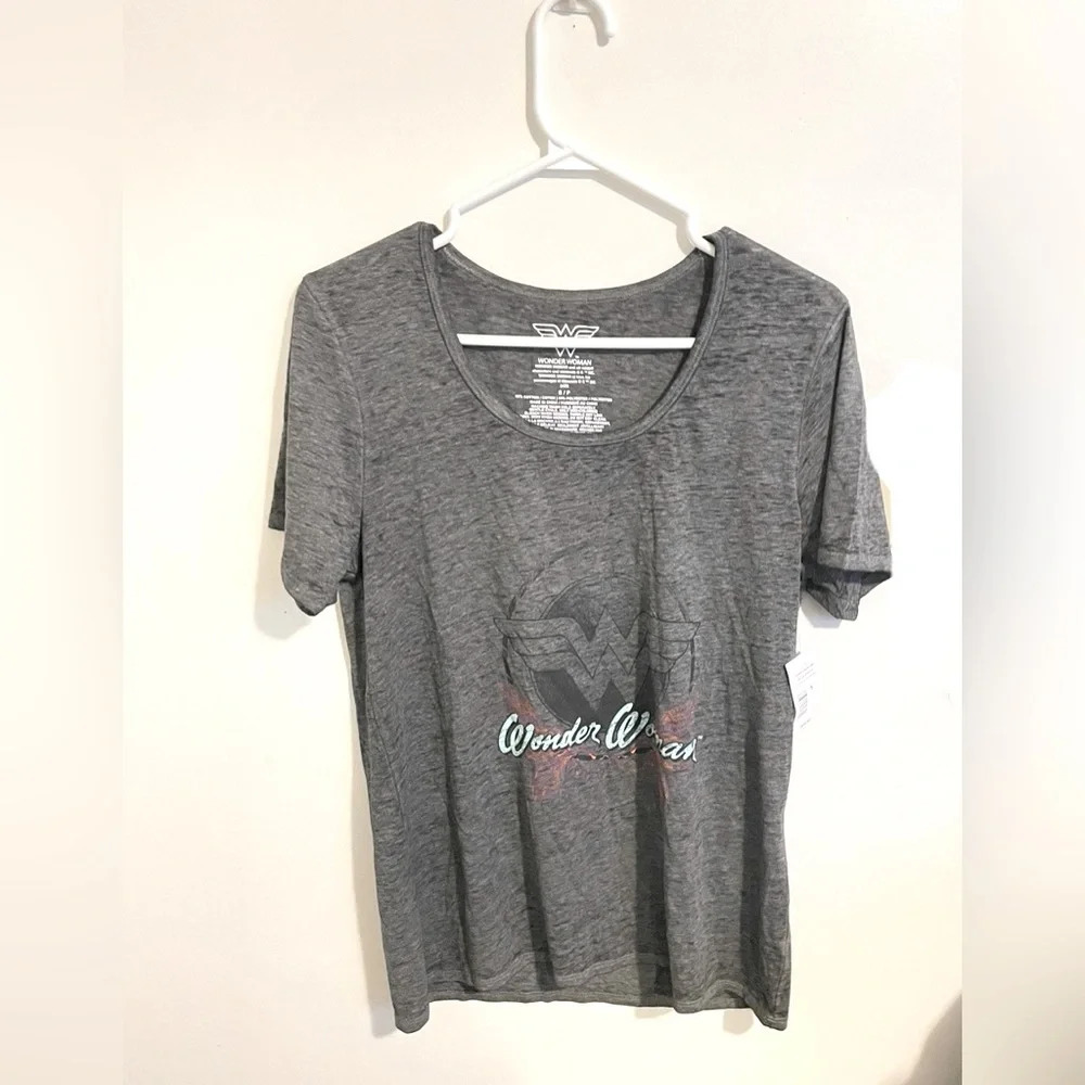 Sz S Ricki’s women Licensed Wonder Woman grey round neck short sleeve - Picture 4 of 6